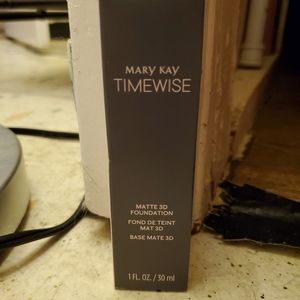 Timewise 3D Matte foundation lot